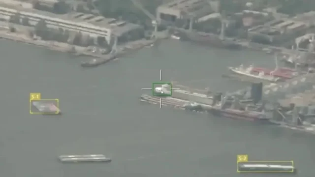 ইউক্রেনীয় সেনাবাহিনীর রসদবাহী জাহাজে রাশিয়ার হামলা