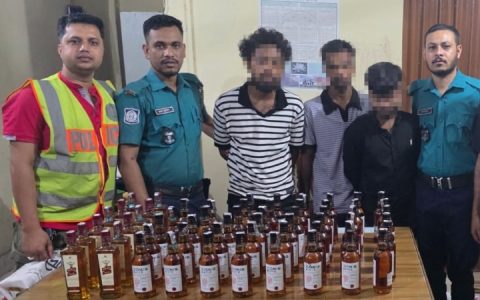এয়ারপোর্ট থানা  অভিযান চালিয়ে  ৫৮ বোতল ভারতীয় মদসহ ০৩ জনকে গ্রেফতার করে পুলিশ
